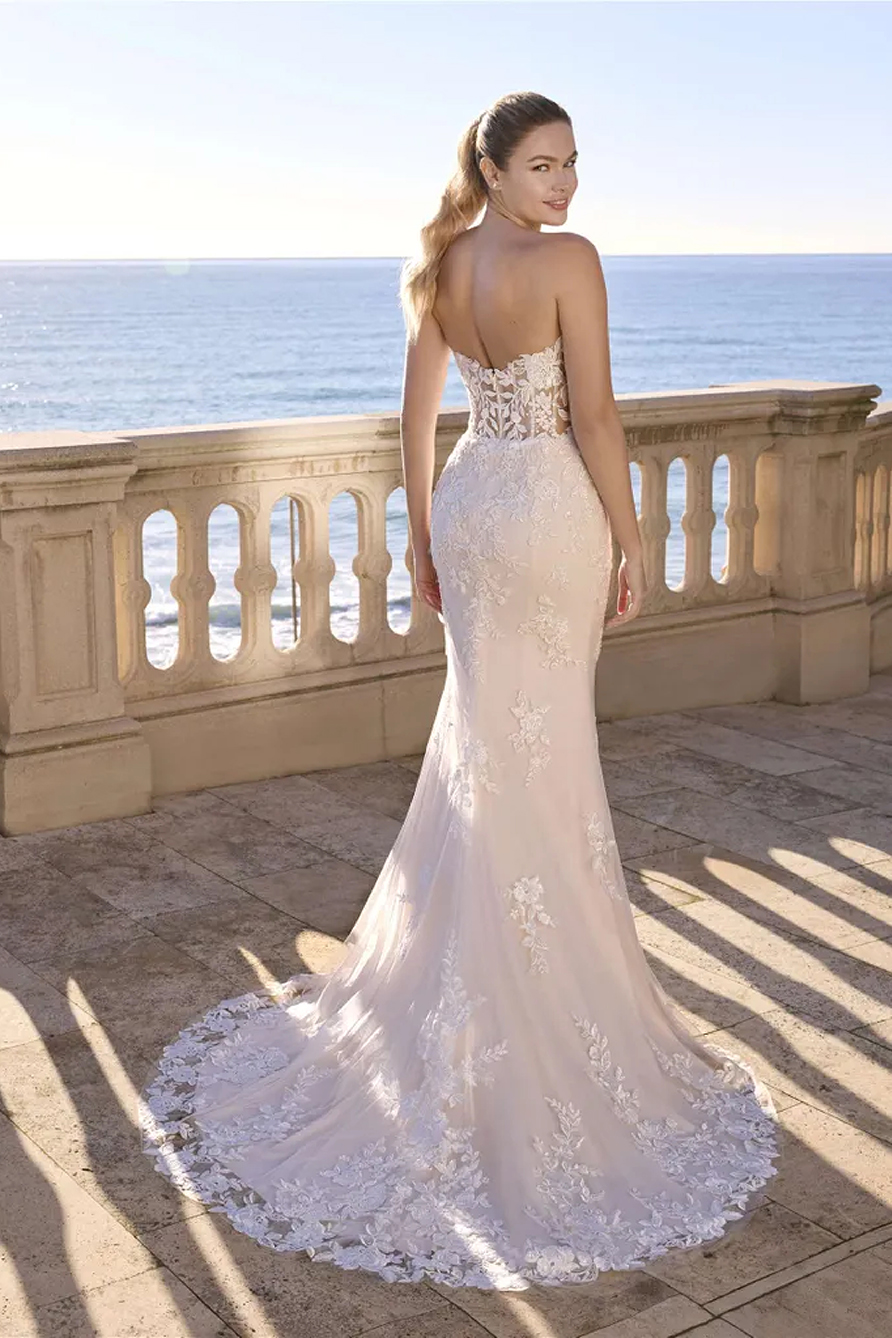 038-pigal-boutique-atelier-abiti-vestiti-sposa-matrimonio-pronovias-ladybird-sirena-pizzo-ricamato-bustier-stecche-pizzo-strascico-fjura_c